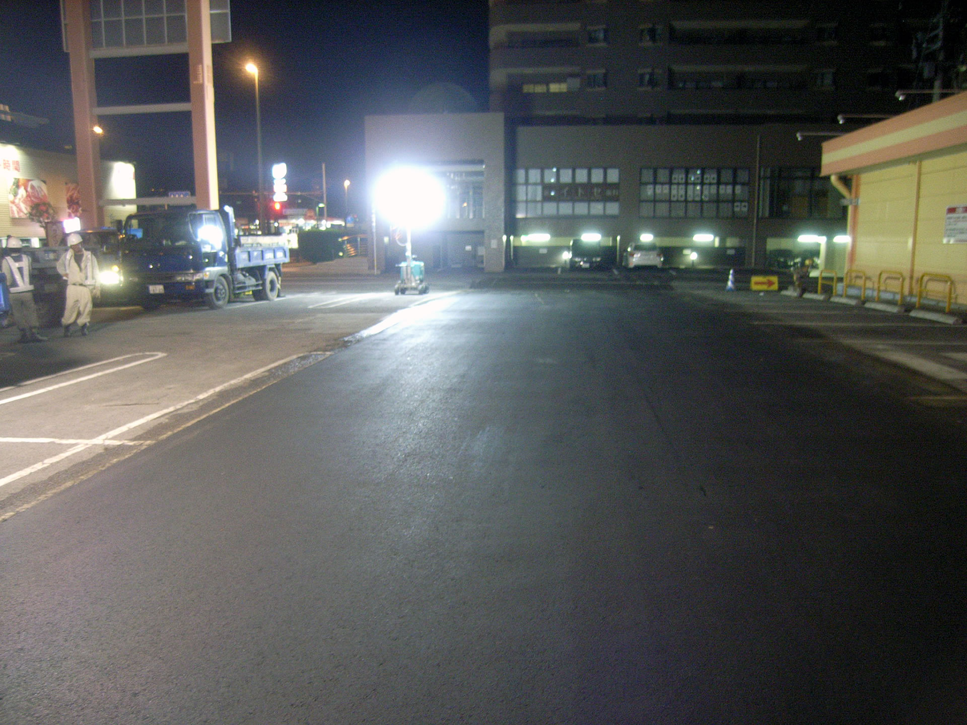 きれいに舗装しなおされた夜の駐車場全体風景
