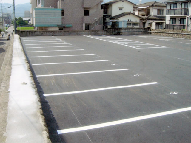 舗装後、きれいに舗装されて駐車場になった広場