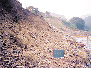 平成17年度　災国河第924-3号河川災害復旧工事の記録写真2